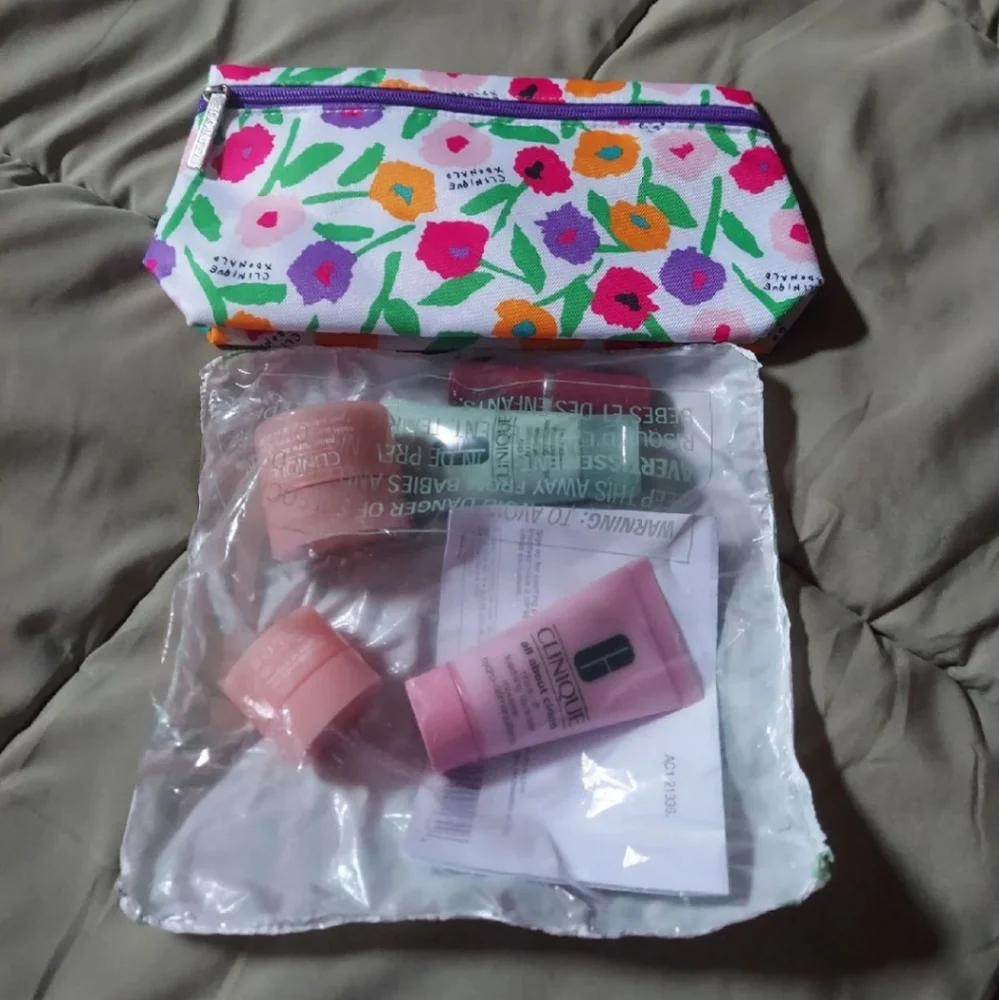 Clinique Must-Haves Skincare & Beauty 6 Piece Set with Pouch BNWT SO $105